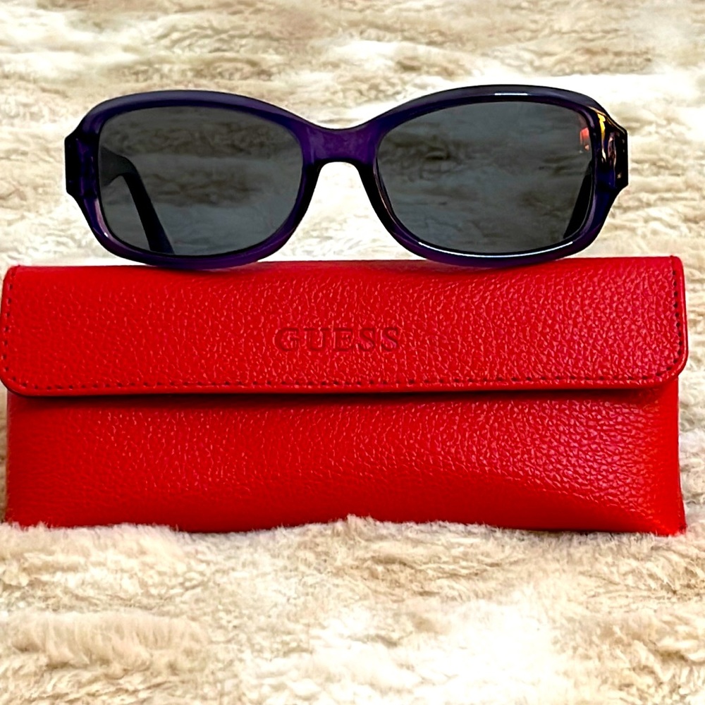 Guess women’s purplish sunglasses.